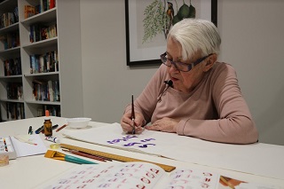 Learning the lost art of calligraphy with 77-year-old Gai at Arcare Pimpama