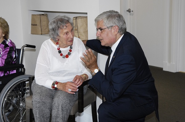 Assistant Minister for Health and Aged Care Visits Residents at Arcare Cragieburn