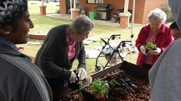 Bethanie Waters builds new garden with help from Murdoch University