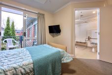 Kings-Meadows-bedroom