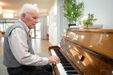 Residential_Care_Sandpiper_Southern_Cross_Care_piano_man_DSC4914