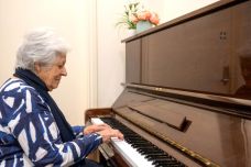 Residential_Care_Bucklands_Southern_Cross_Care_piano_women_DSC4507