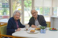 Mercy_Place_aged_care_Rosebud_couple_afternoontea-lr